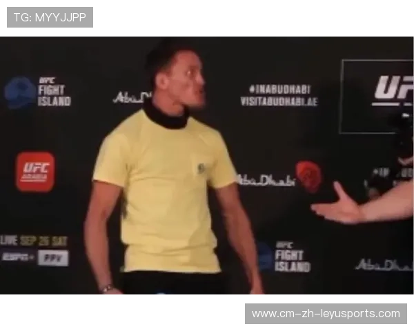 UFC 选手比赛中边打边笑