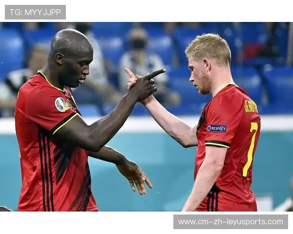 卢卡库倚住后卫的动作教科书般标准，比利时继续压制主导权