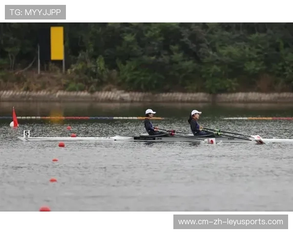 “缆绳滑水：东桃花岛赛场新兴水上运动风靡一时”